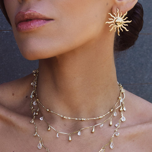 Colar com Pingentes de Gotas Cristais e Lisas Dourado