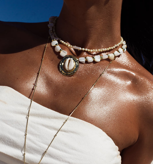 Colar de Pedra Natural Perolada com Pingente Dourado com Búzio