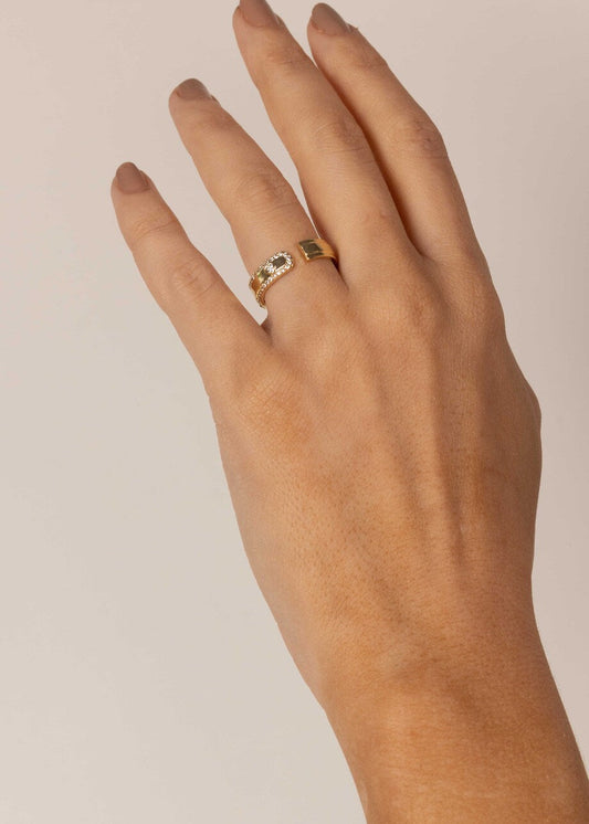 Anel Regulável Metade Liso Metade Entorno Cravejado com Coração Cristal Dourado