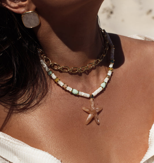 Colar de Pedra Natural Perolada com Detalhes de Pedras Coloridas e Pingente