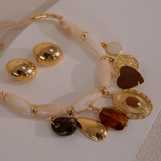 Colar Resina Creme com Pingentes Medalhas e Coloridos Dourado