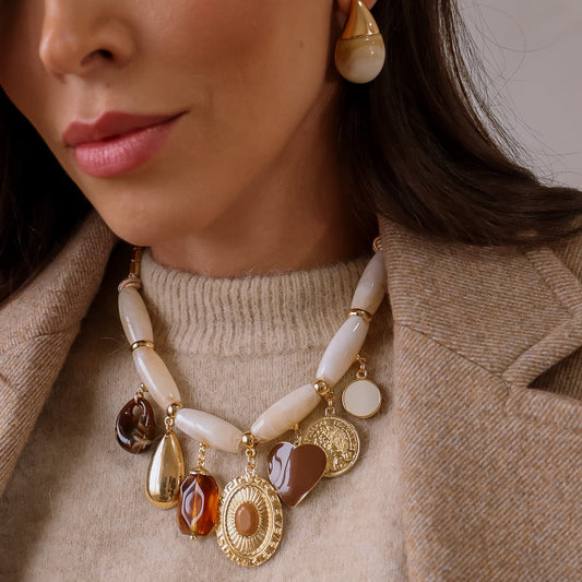 Colar Resina Creme com Pingentes Medalhas e Coloridos Dourado