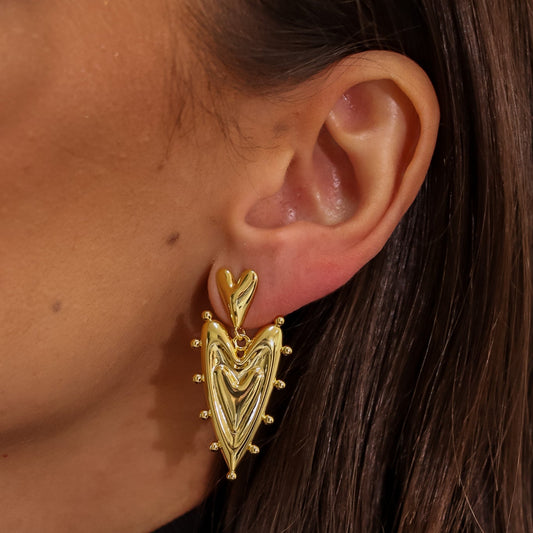 Brinco Coração Duplo Liso com Entorno Esferas Dourado