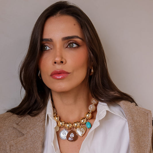 Colar de Esferas Cremes e Lisas com Pingentes em Dourado e Prateado