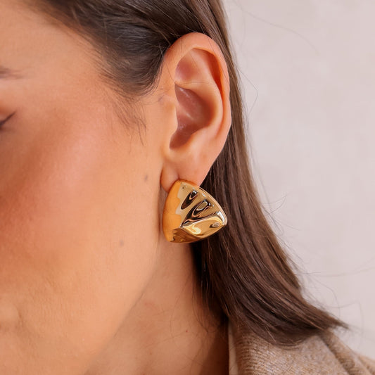 Brinco Triângulo Ondulado Dourado