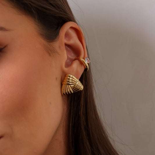 Brinco Triangular Esculpido Dourado