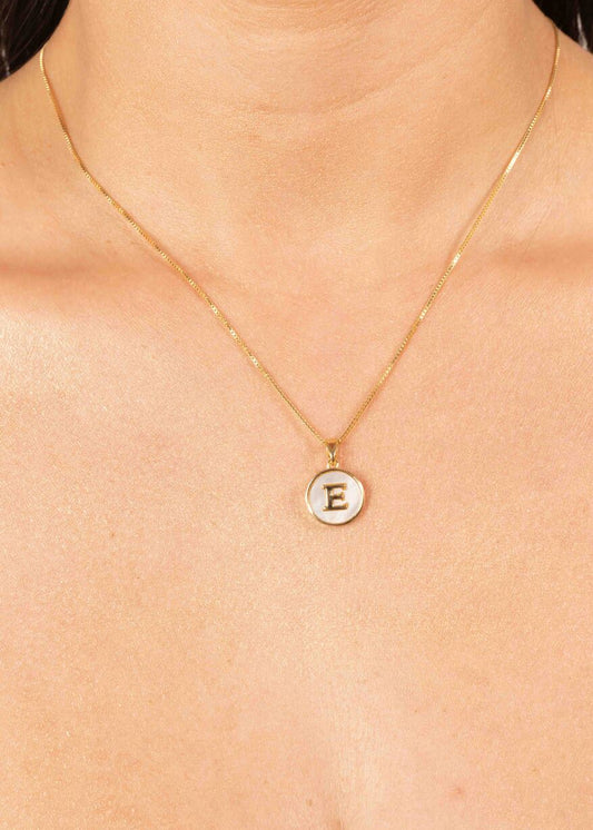 Colar Letra Dourado com Madrepérola