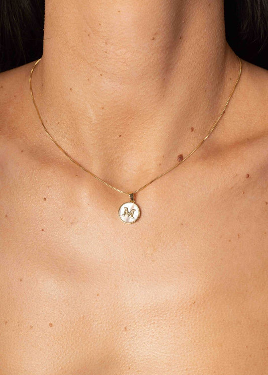 Colar Letra Dourado com Madrepérola