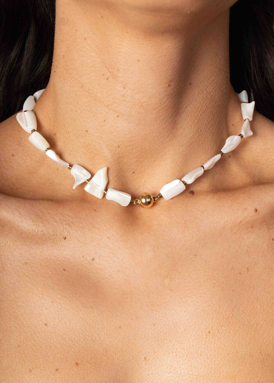 Colar Cascalho Madrepérola com Fecho Ímã Dourado