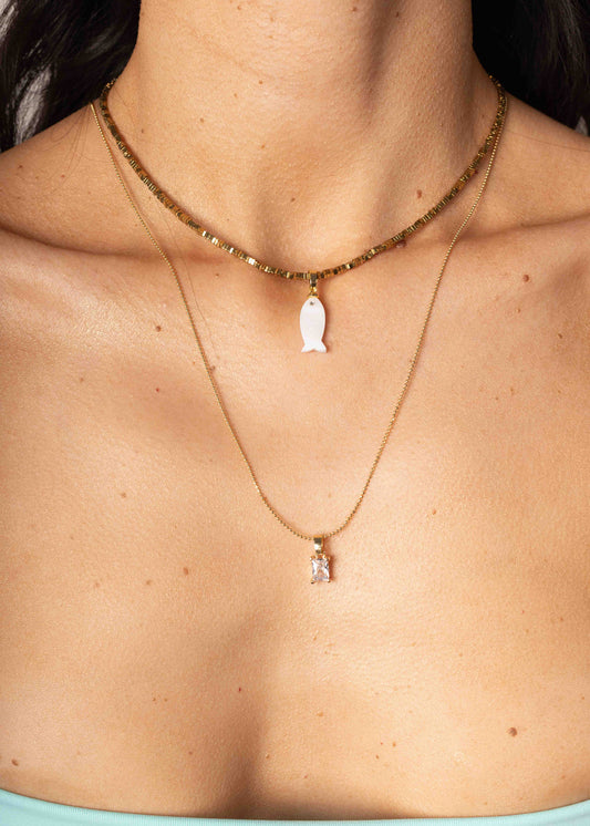 Colar Duplo com Pingente de Cristal e Peixe em Madrepérola Dourado