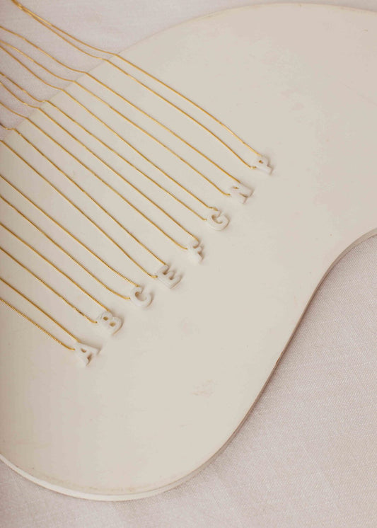 Colar Correntinha Pingente Letra Madre Pérola