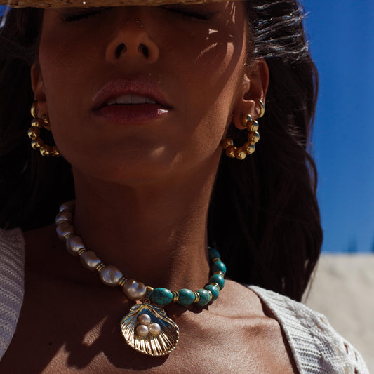 Brinco Argola Trabalhada em Esferas Dourado