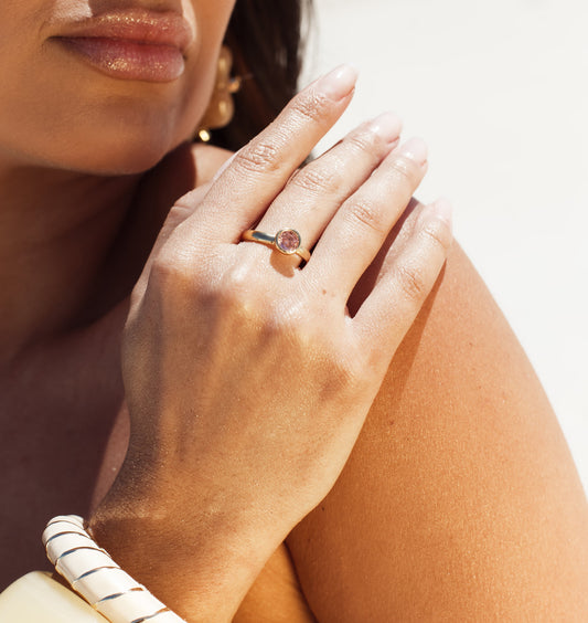 Anel Liso com Oval Rosa Dourado