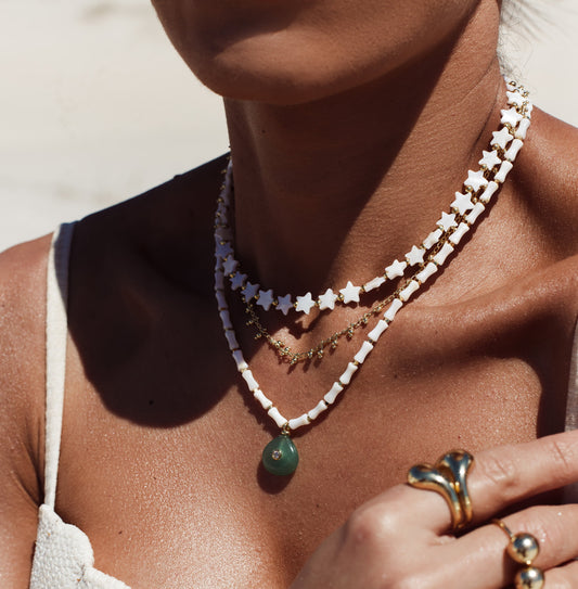 Colar de Estrela Branco com Detalhes Dourado