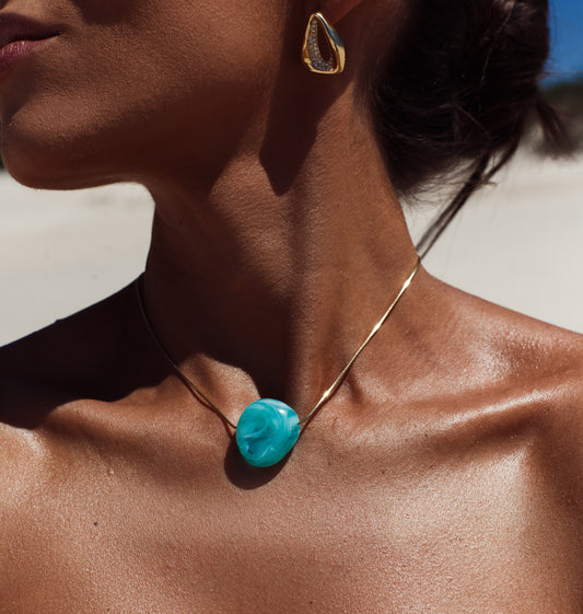 Colar Dourado com Pedra Turquesa