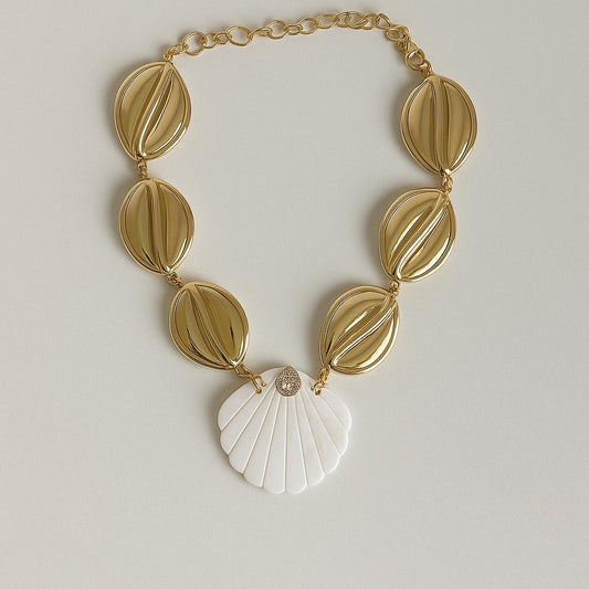 Colar com Pingente de Concha e Detalhes Dourado