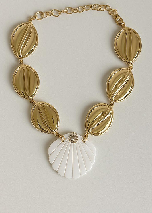 Colar com Pingente de Concha e Detalhes Dourado