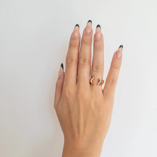 Anel Regulável Aberto Onda Cravejada Dourado