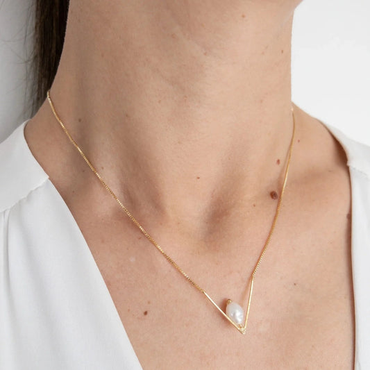 Colar Triangular com Pérola Dourado