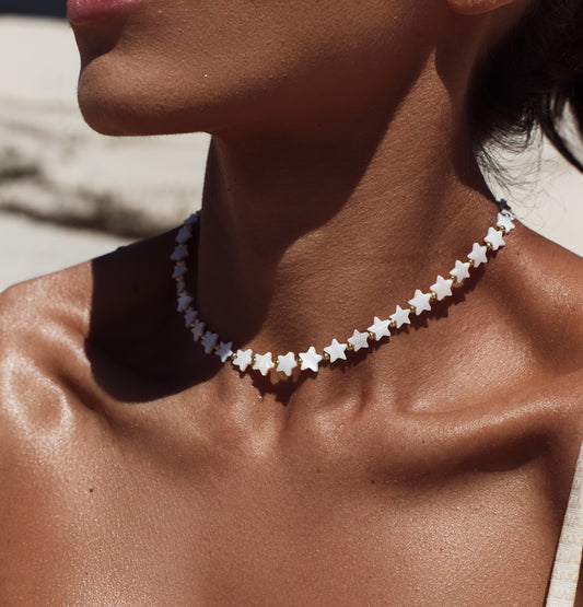 Colar de Estrela Branco com Detalhes Dourado