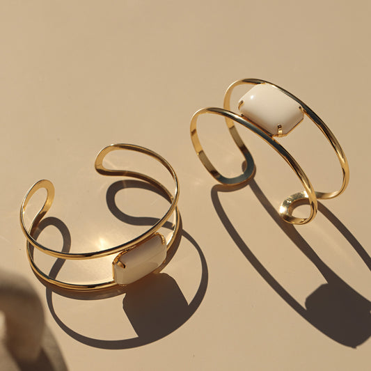 Pulseira Bracelete Aberto Duplo Liso com Pedra Off Dourado Nat Mosca