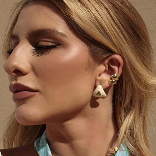 Brinco Esmaltado Off Quadrado/Triângulo com Cristal Dourado Nat Mosca