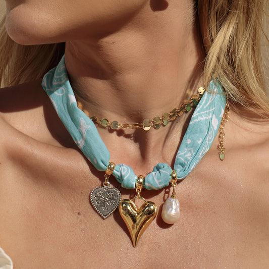 Colar Lenço Azul Bebê com Pingentes Pérola e Corações em Dourado e Prateado Nat Mosca