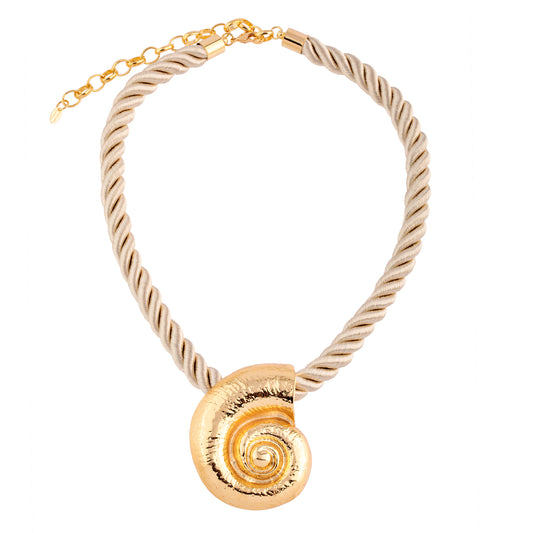 Colar Cordão Torcido com Pingente Caramujo Dourado