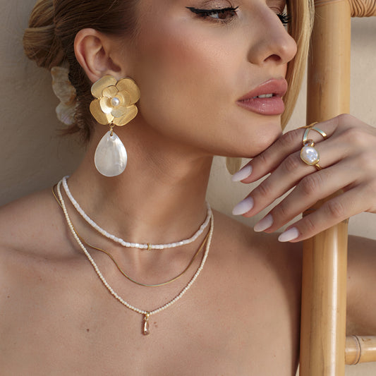 Colar Triplo Madrepérola com Disco Cravejado, Colar Cristais em Tom Creme com Gota e Colar Fio Liso Dourado Nat Mosca