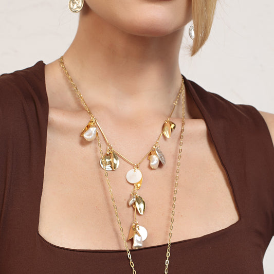 Colar Gravatinha Canutilhos com Pingentes, Madrepérolas e Gotas Penduradas Dourado Nat Mosca