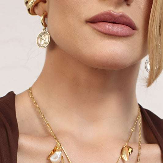 Brinco Argola Dourada com Medalha Prateada Nat Mosca