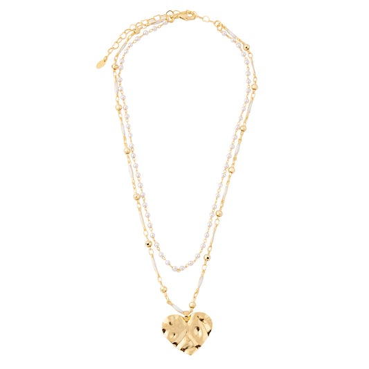 Colar Dupla Corrente Resina com Coração Martelado e Corrente de Pérolas Dourado