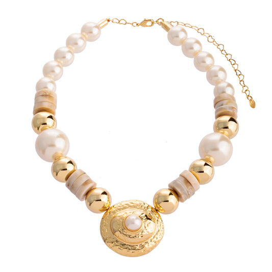 Colar Pérolas e Esferas Lisas com Pingente Oval Texturizado e Pérola no Centro Dourado