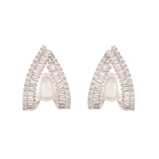 Brinco em V Cravejado com Pérola Prateado