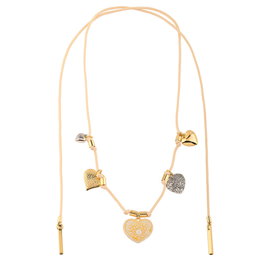 Colar Cordão Creme com Canutilhos e Pingentes de Coração Dourado Nat Mosca