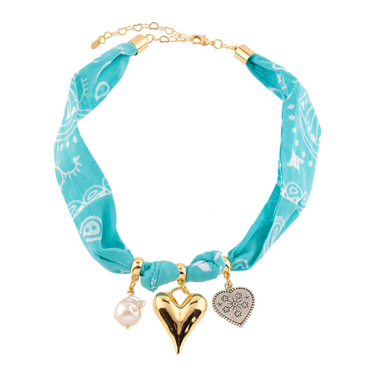 Colar Lenço Azul Bebê com Pingentes Pérola e Corações em Dourado e Prateado Nat Mosca