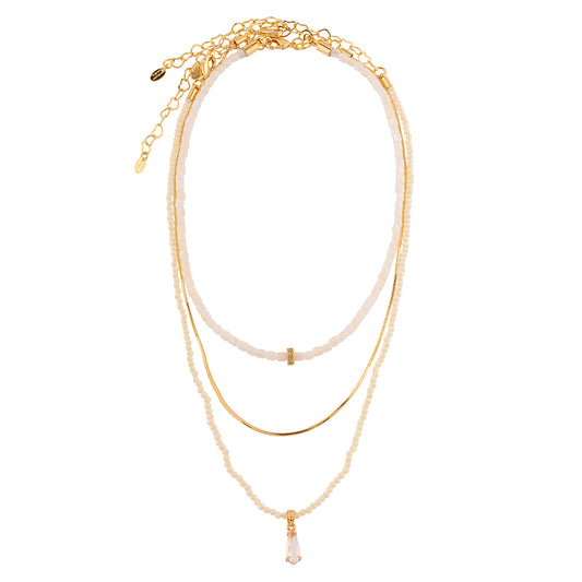 Colar Triplo Madrepérola com Disco Cravejado, Colar Cristais em Tom Creme com Gota e Colar Fio Liso Dourado Nat Mosca