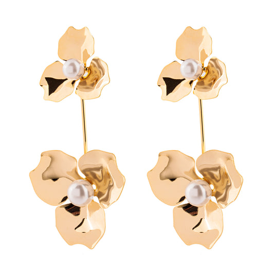 Brinco Flor Martelada com Pérola Pendurado Dourado