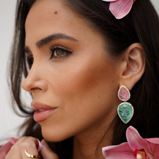 Brinco Gotas Duplas Rosa e Verde com Entorno Cravejado Cristal Dourado