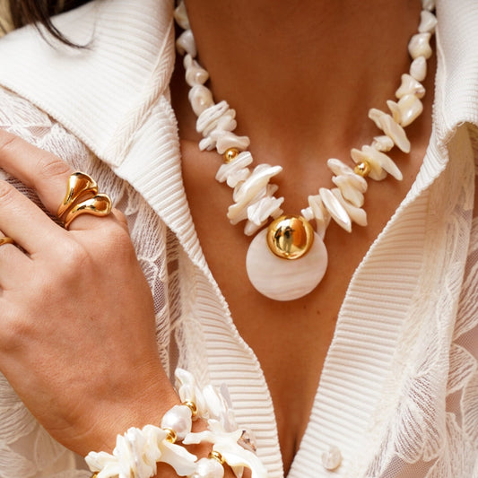 Colar Cascalhos Madrepérola com Pingente Redondo e Esfera Lisa Dourado