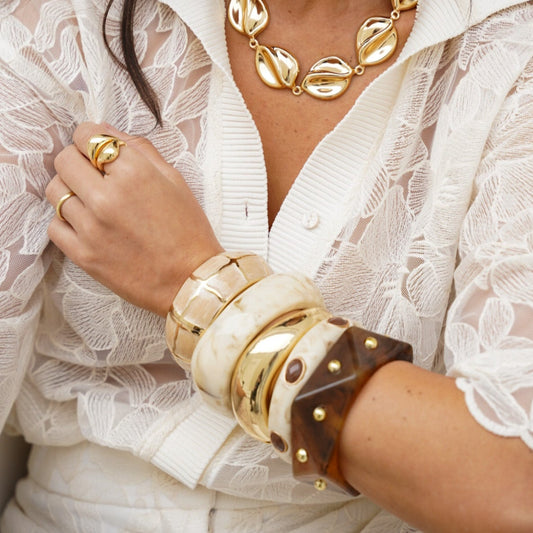 Pulseira Bracelete Detalhe Ondas com Fundo Creme Dourado