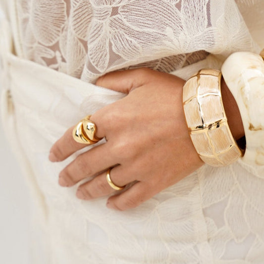 Pulseira Bracelete Detalhe Ondas com Fundo Creme Dourado