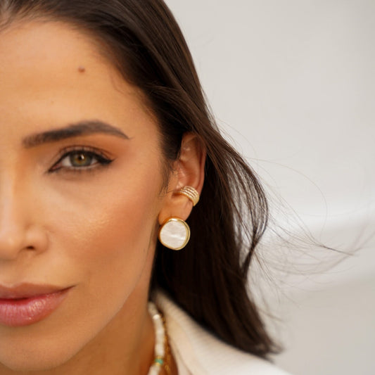 Brinco Oval Resina Cintilante Branca Dourado