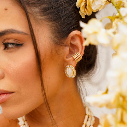 Brinco Oval Cravejado Entorno Cristal e Centro Madrepérola Dourado