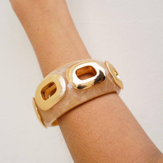 Pulseira Bracelete Resina Turquesa/Creme com Peças Ovais Vazadas Dourado