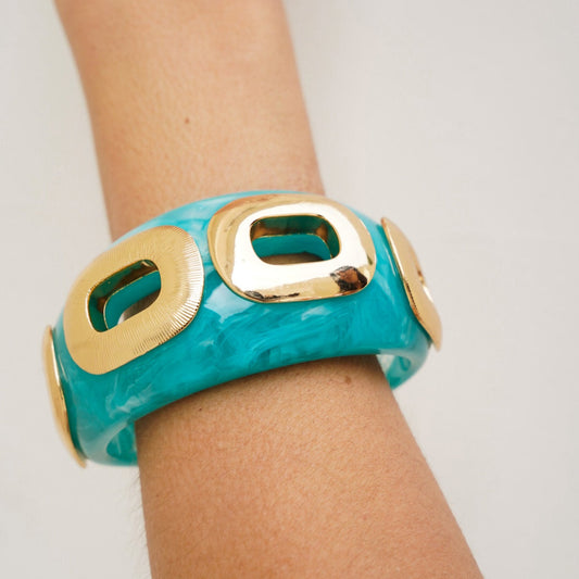 Pulseira Bracelete Resina Turquesa/Creme com Peças Ovais Vazadas Dourado