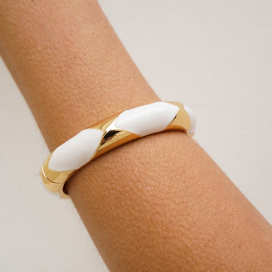 Pulseira Bracelete Detalhe Esmaltado Branco Dourado