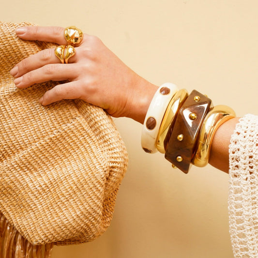 Pulseira Maxi Bracelete Resina Marrom com Esferas Dourado