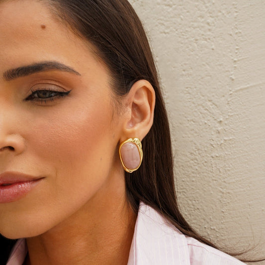 Brinco Formato Orgânico Alongado com Pedra Rosa/Creme Dourado