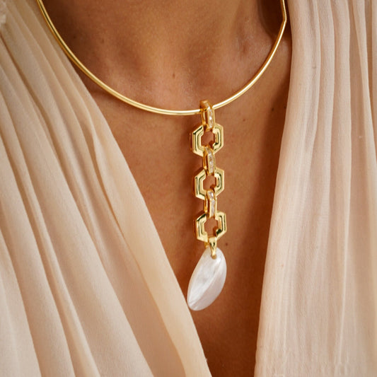 Colar Aro com Pingente Geométrico e Gota Madrepérola Dourado